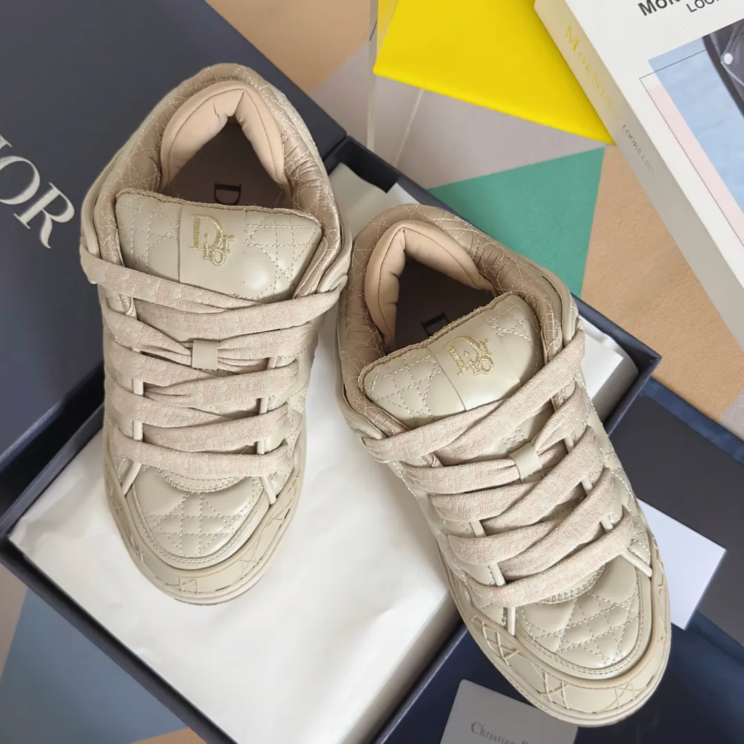 [DIOR] P: 820💰 Men's 39-44. (Male 38. 45. Customized) Dior Dior B9S series top version bread shoes casual sports shoes skate shoes original purchase development and production This new B9S skateboard sneakers are inspired by skateboarding and Dior's high-order spirit. Crafted from navy blue cotton tweed, the classic cannage pattern is reinterpreted with grained calfskin details in homage to Dior's savoir-faire. Padded tongue and technical fabric leg provide ideal comfort. Iconic details abound throughout the design, such as the Dior signature on the heel and tongue, cannage-patterned panels, and the rubber Dior Charm signature on the side inspired by the Dior logo. The rubber soles engraved with Oblique printing with a gradient effect are more refined and can add a high-end temperament to various looks. Exquisite packaging at the delivery counter🛍📦 ▪️Fabric: Original customized first-layer cowhide + tweed ▪️Inner lining: Customized breathable lining ▪️Outsole: Original open-molded anti-slip TPU material ▪️Sole thickness: 3.5CM.